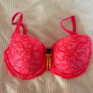 Bright pink Victoria’s Secret 34D